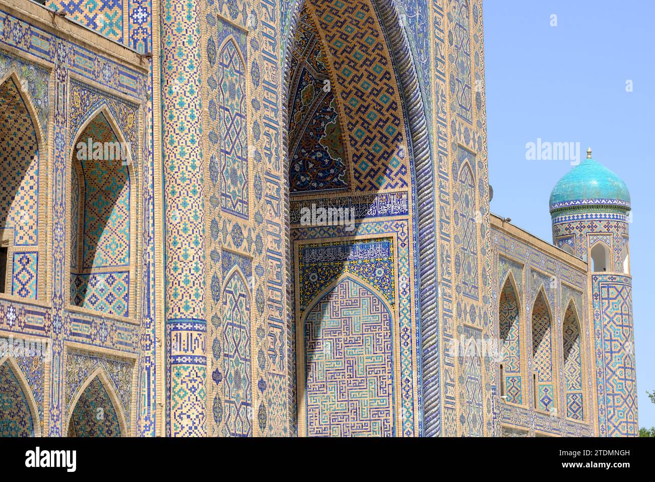 L'ornato sito Registan a Samarcanda, Uzbekistan, dettaglio che mostra ornate decorazioni in piastrelle blu Foto Stock