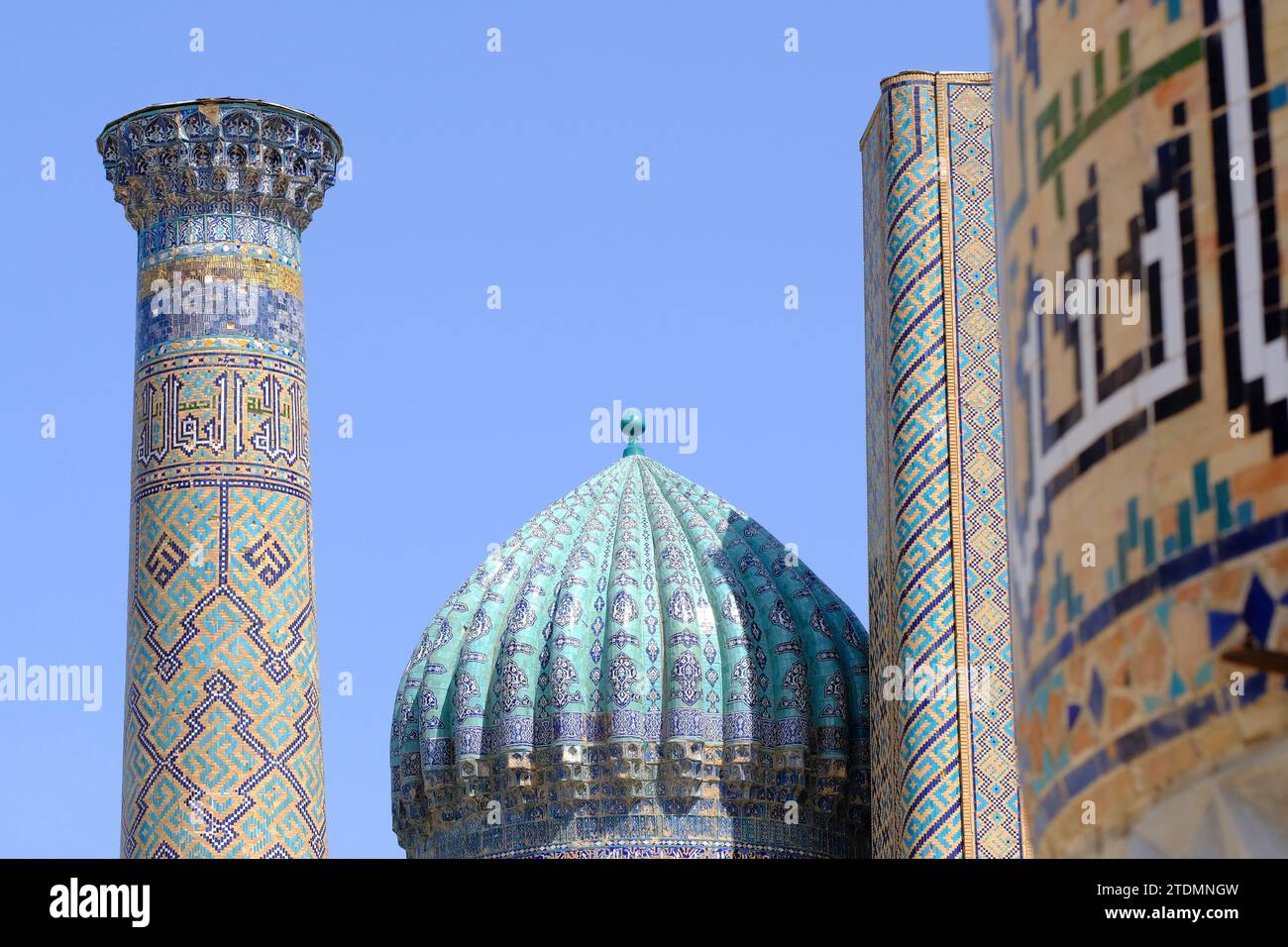 Il complesso Registan a Samarcanda, Uzbekistan, presenta minareti e decorazioni ornamentali. Foto Stock
