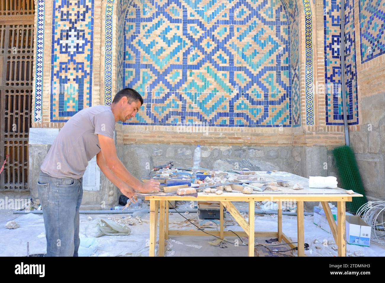 Lavoratori dell'Uzbekistan di Samarcanda che si preparano a rinnovare parti dei motivi decorati di piastrelle blu presso il Registan nell'agosto 2022 Foto Stock
