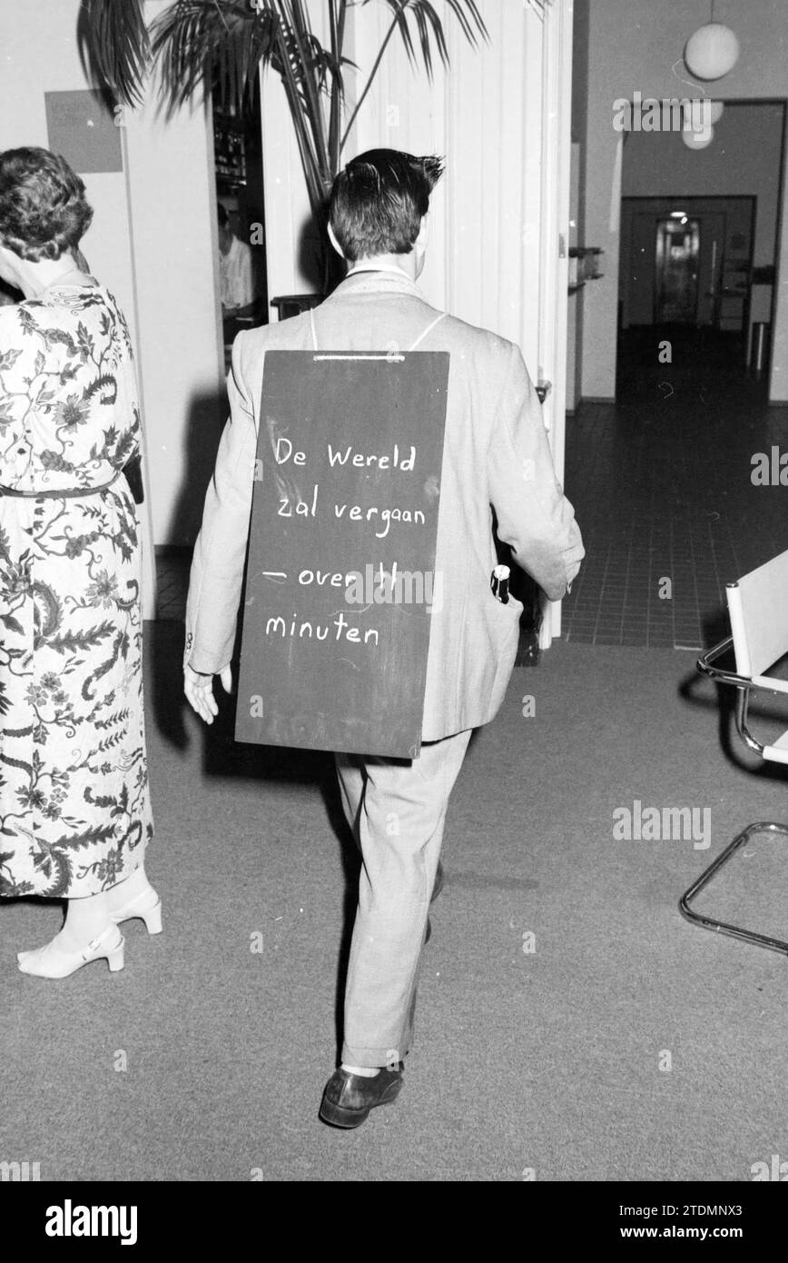 Festeggiamenti per 40 anni di avvicendamento del personale. HD., Haarlems Dagblad, ecc. e IJmuider Courant e Koeri, 13-06-1987, Whizgle News from the Past, su misura per il futuro. Esplora le narrazioni storiche, l'immagine dell'agenzia olandese olandese con una prospettiva moderna, colmando il divario tra gli eventi di ieri e quelli di domani. Un viaggio senza tempo che delinea le storie che plasmano il nostro futuro Foto Stock