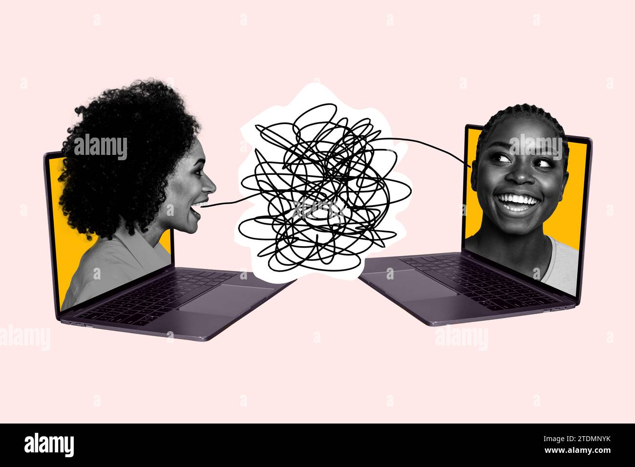 Foto collage illustrazione immagine di due giovani amici colleghi che comunicano app Messenger videochiamata laptop sfondo rosa Foto Stock
