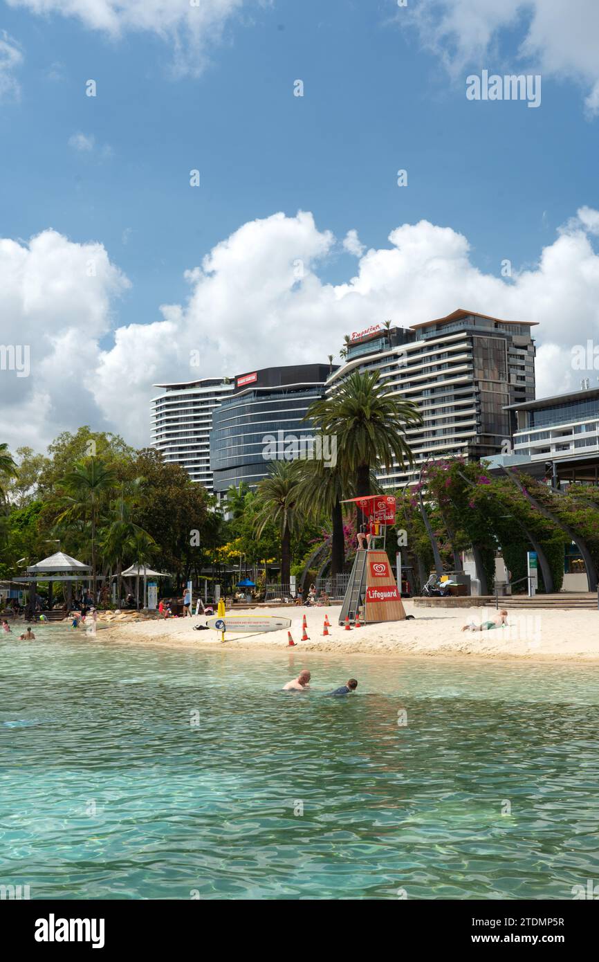 Piscina pubblica e spiaggia artificiale a South Bank Parklands, Brisbane, Australia Foto Stock