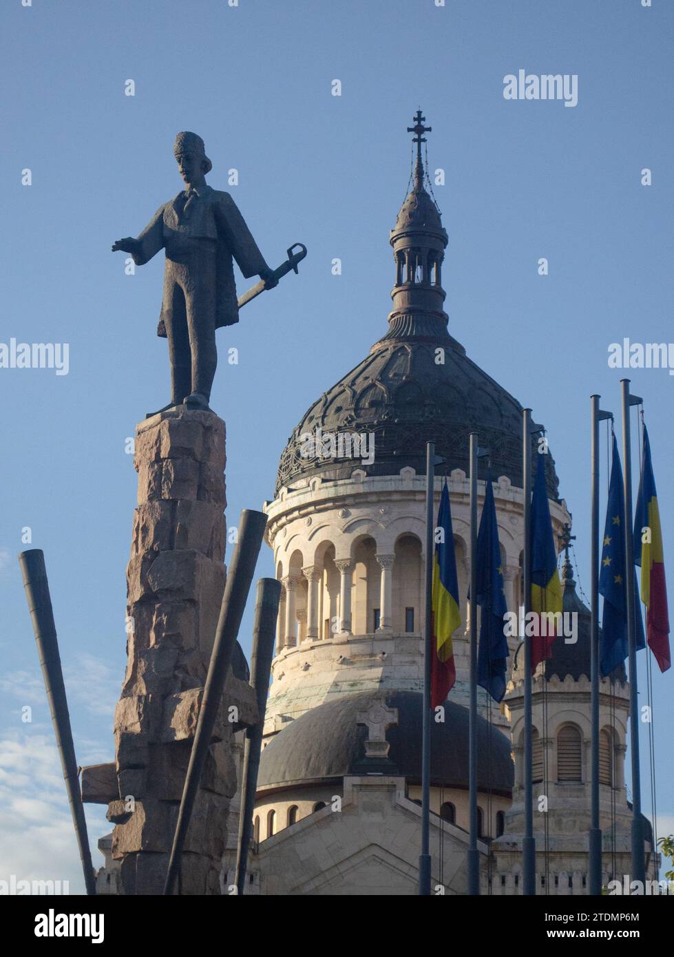 La statua di Avram Iancu con la Dormizione della madre di Dio cattedrale ortodossa, Cluj-Napoca, Romania Foto Stock