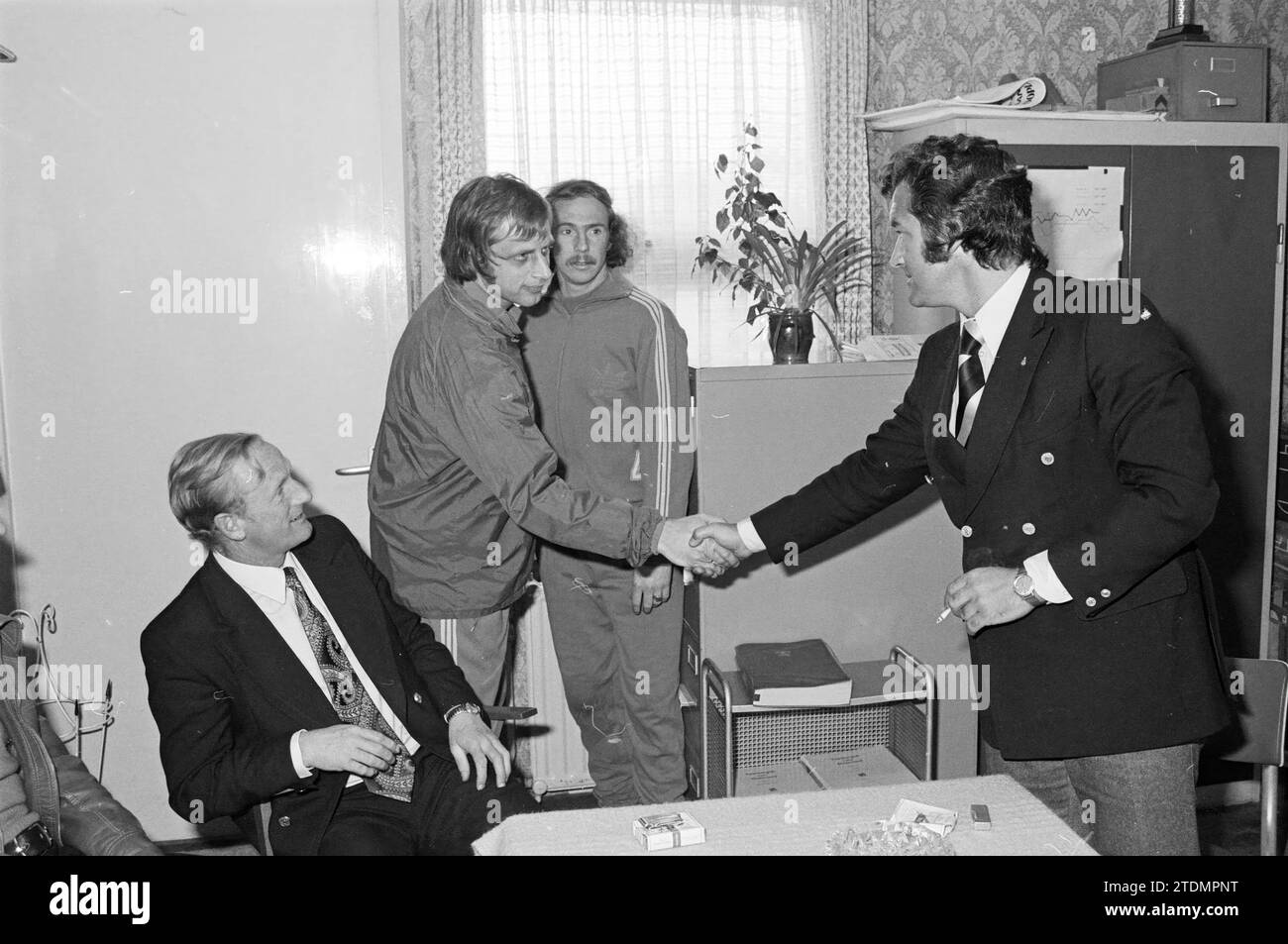 Il nuovo allenatore Castenmiller incontra i giocatori Telstar, 25-04-1974, Whizgle News from the Past, su misura per il futuro. Esplora le narrazioni storiche, l'immagine dell'agenzia olandese olandese con una prospettiva moderna, colmando il divario tra gli eventi di ieri e quelli di domani. Un viaggio senza tempo che delinea le storie che plasmano il nostro futuro Foto Stock