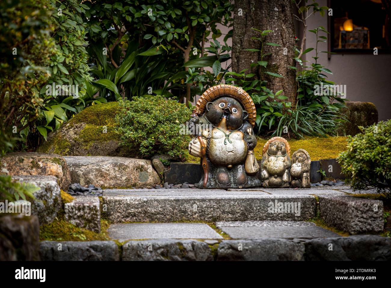 Statua tradizionale di procione giapponese in un giardino di Kyoto Foto Stock
