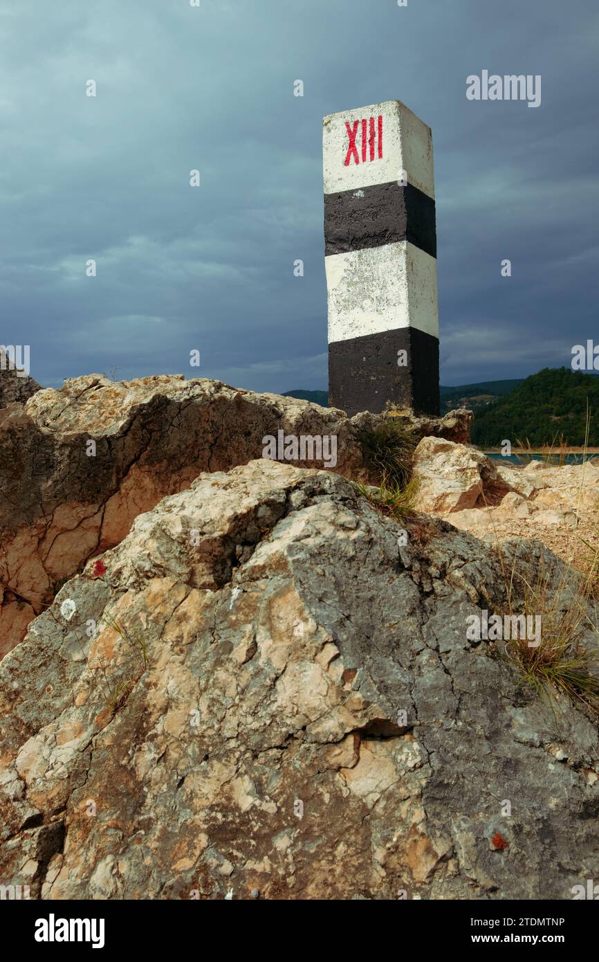 XIII pietra miliare tra le montagne del Parco Nazionale di Tara, Serbia Foto Stock