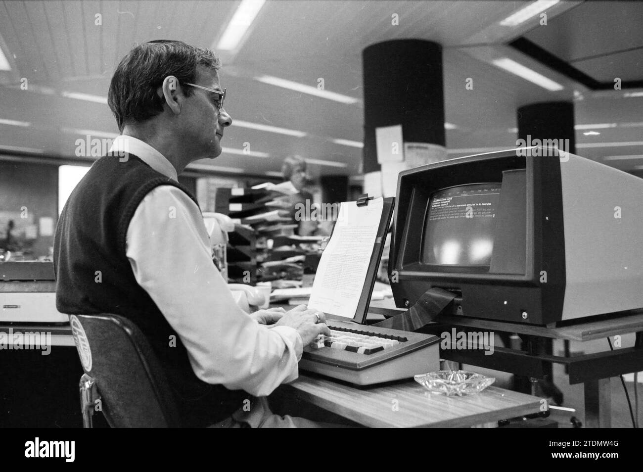 Teletypist, Haarlems Dagblad, ecc. e IJmuider Courant e Koeri, 05-12-1983, Whizgle News from the Past, su misura per il futuro. Esplora le narrazioni storiche, l'immagine dell'agenzia olandese olandese con una prospettiva moderna, colmando il divario tra gli eventi di ieri e quelli di domani. Un viaggio senza tempo che delinea le storie che plasmano il nostro futuro Foto Stock