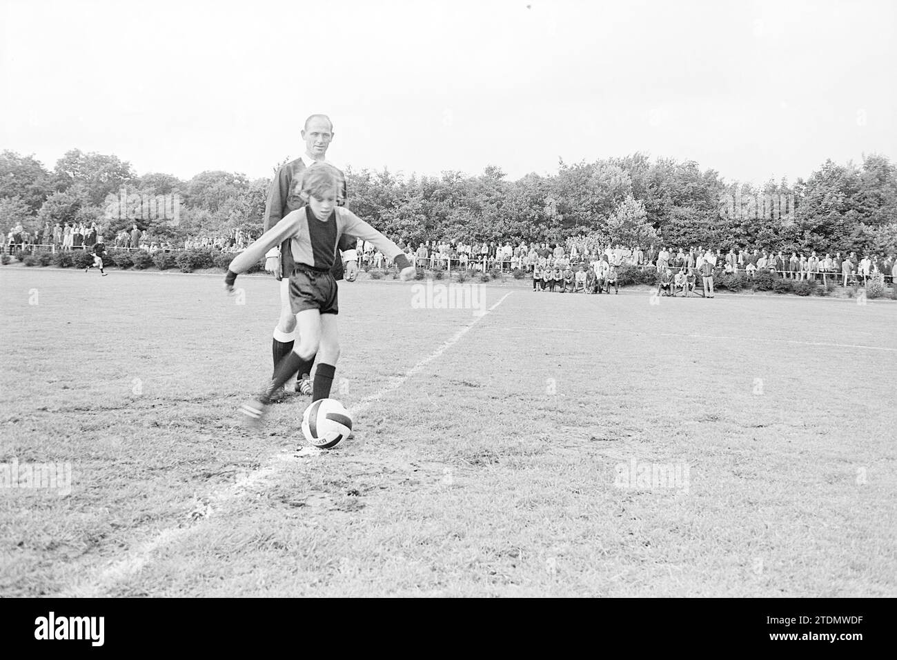 Primo calcio d'inizio del ragazzo di 8 anni Lisse, Football, 19-06-1971, Whizgle News from the Past, su misura per il futuro. Esplora le narrazioni storiche, l'immagine dell'agenzia olandese olandese con una prospettiva moderna, colmando il divario tra gli eventi di ieri e quelli di domani. Un viaggio senza tempo che delinea le storie che plasmano il nostro futuro Foto Stock