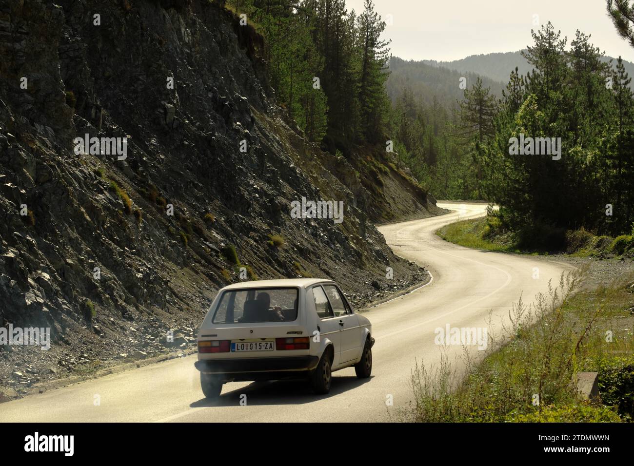Auto attraverso le montagne e la foresta del Parco Nazionale di Tara, Mitrovac na Tari, Serbia Foto Stock