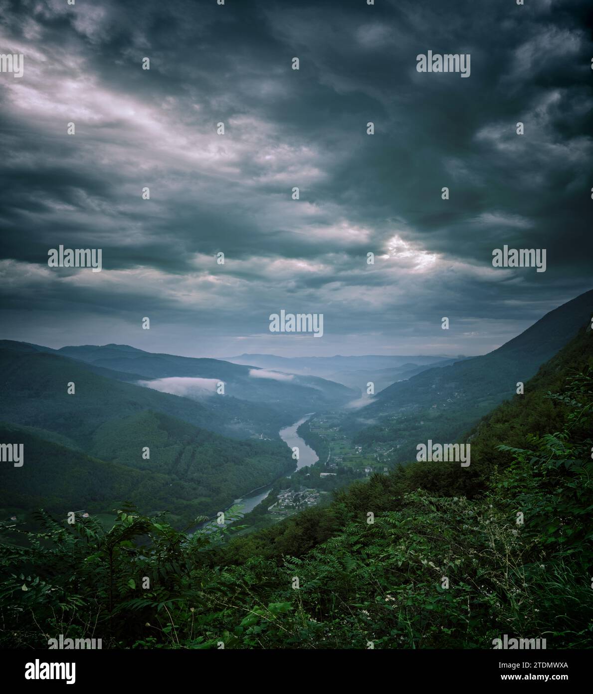 Paesaggio del fiume Drina all'ombra sotto le nuvole di tempesta lungo i confini della Bosnia, dell'Herzegoniva e della Serbia Foto Stock