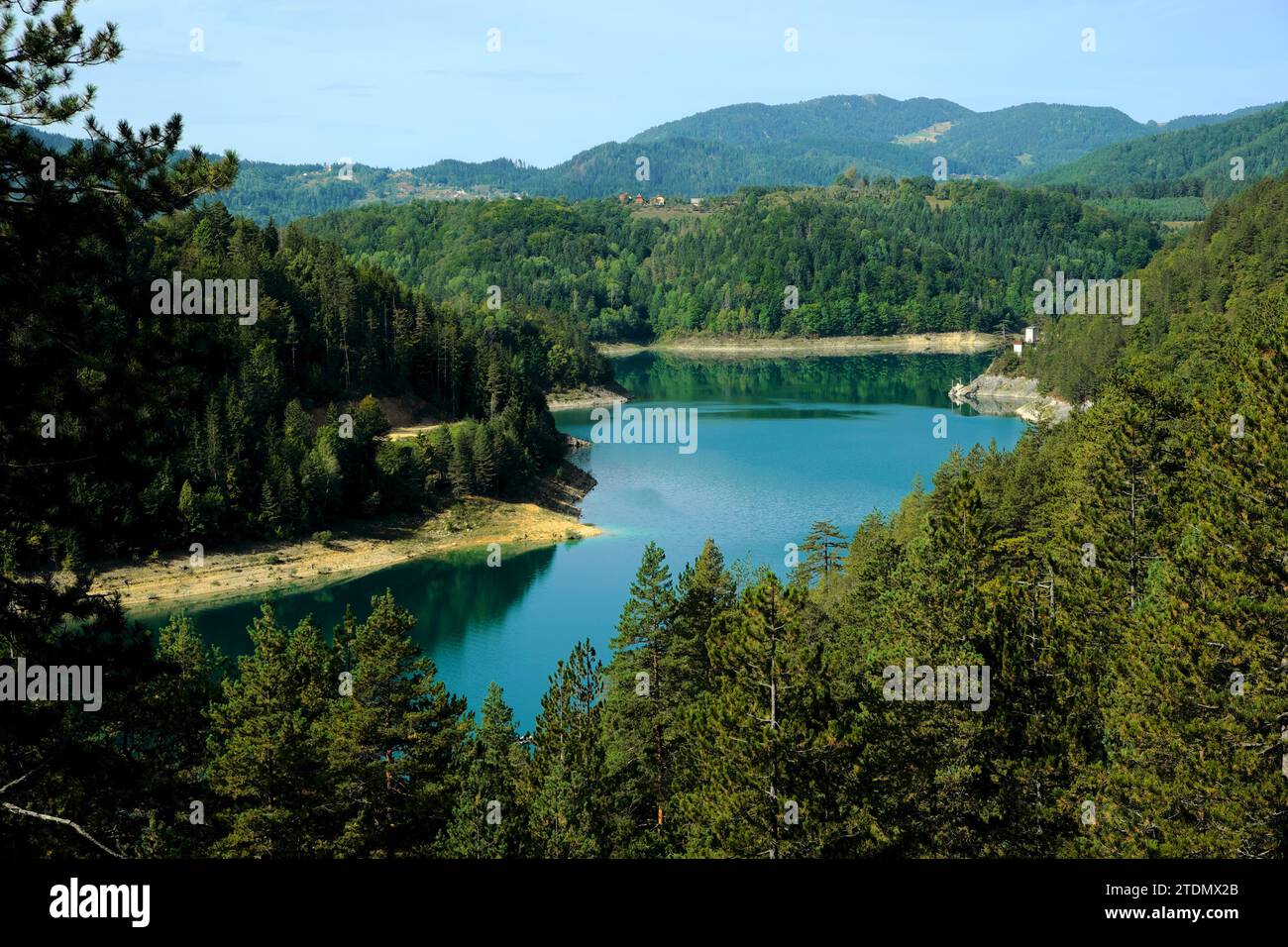 Lago Zaovine nella montagna di Zvijezdam, Parco Nazionale di Tara, Serbia Foto Stock