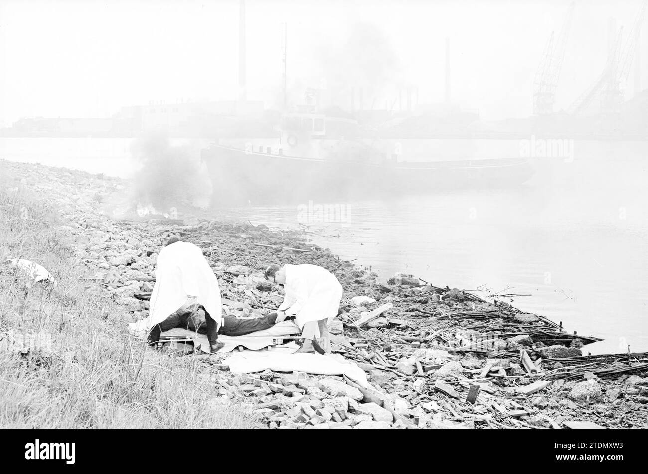 Esercizio di disastro da parte di un team medico, con nave "in fiamme" sul canale, Whizgle News from the Past, su misura per il futuro. Esplora le narrazioni storiche, l'immagine dell'agenzia olandese olandese con una prospettiva moderna, colmando il divario tra gli eventi di ieri e quelli di domani. Un viaggio senza tempo che delinea le storie che plasmano il nostro futuro Foto Stock