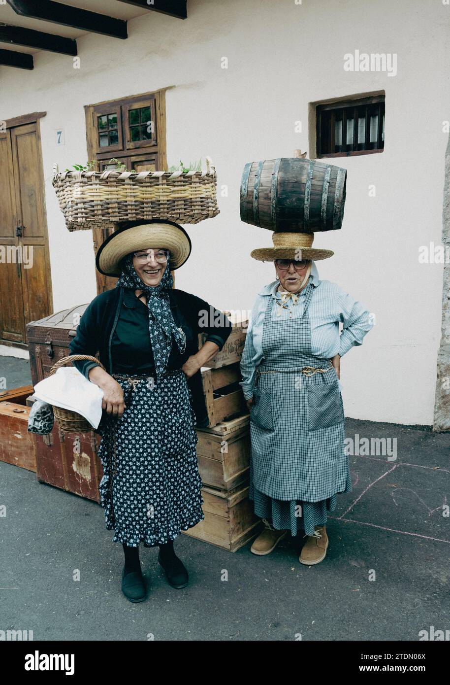 Foto di due donne che rappresentano il commercio di strada di un tempo, nel giorno delle tradizioni a Chirche. Foto Stock
