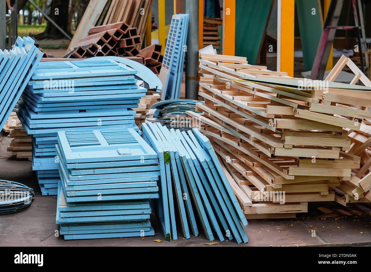 Tavole di legno blu colorate, materiali da costruzione, pile Foto Stock