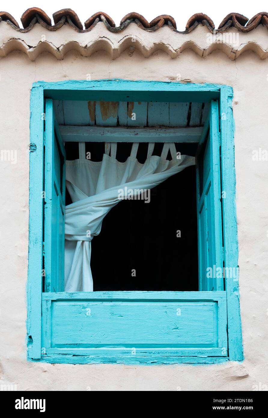 Vecchia finestra in legno color turchese, proveniente da un'antica casa delle Canarie Foto Stock