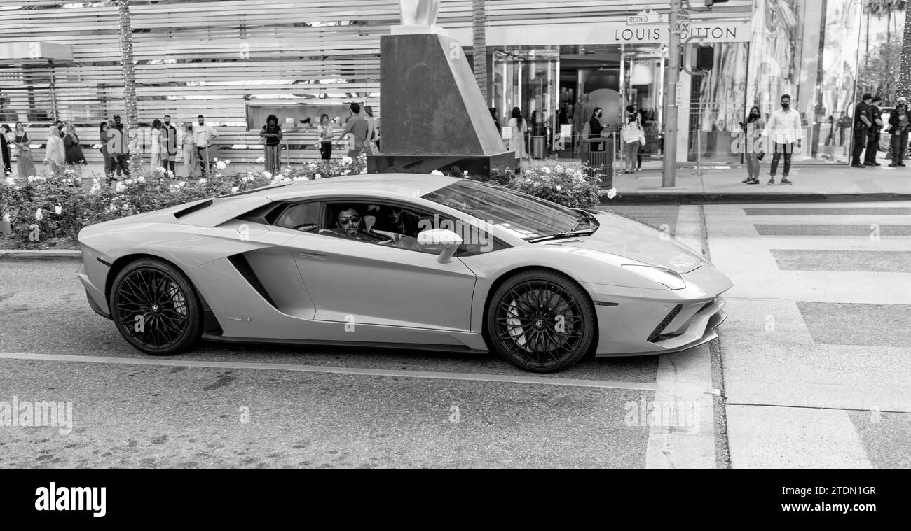Los Angeles, California USA - 11 aprile 2021: Blue Lamborghini Aventador vista laterale. Foto Stock