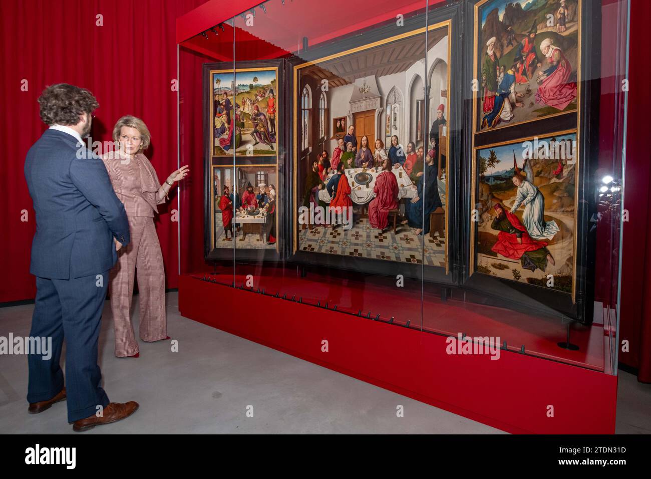 Lovanio, Belgio. 19 dicembre 2023. La regina Matilde del Belgio riceve un tour guidato dal curatore Peter Carpreau durante una visita reale all'esposizione "Dieric Bouts, Beeldenmaker" sul pittore Dieric Bouts (1410-1475) presso l'M-Museum di Lovanio, martedì 19 dicembre 2023. BELGA PHOTO JONAS ROOSENS Credit: Belga News Agency/Alamy Live News Foto Stock