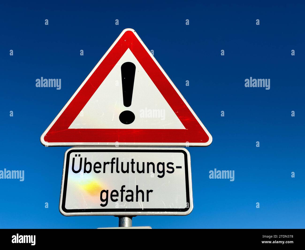 Bechhofen, Baviera, Germania - 18 dicembre 2023: Pericolo di inondazione cartello di avvertimento davanti al cielo blu *** Überflutungsgefahr Warnschild vor blauem Himmel Foto Stock