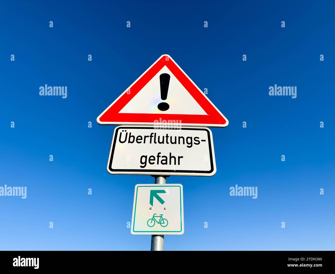 Bechhofen, Baviera, Germania - 18 dicembre 2023: Pericolo di inondazione cartello di avvertimento davanti al cielo blu *** Überflutungsgefahr Warnschild vor blauem Himmel Foto Stock