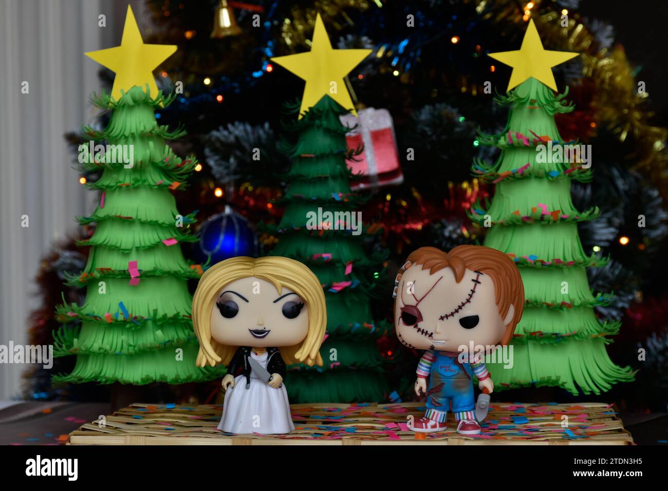 Funko Pop action figure di Chucky e Tiffany sposa di Chucky del franchise horror Child's Play. Alberi di Natale in carta fatti a mano, decorazioni natalizie. Foto Stock