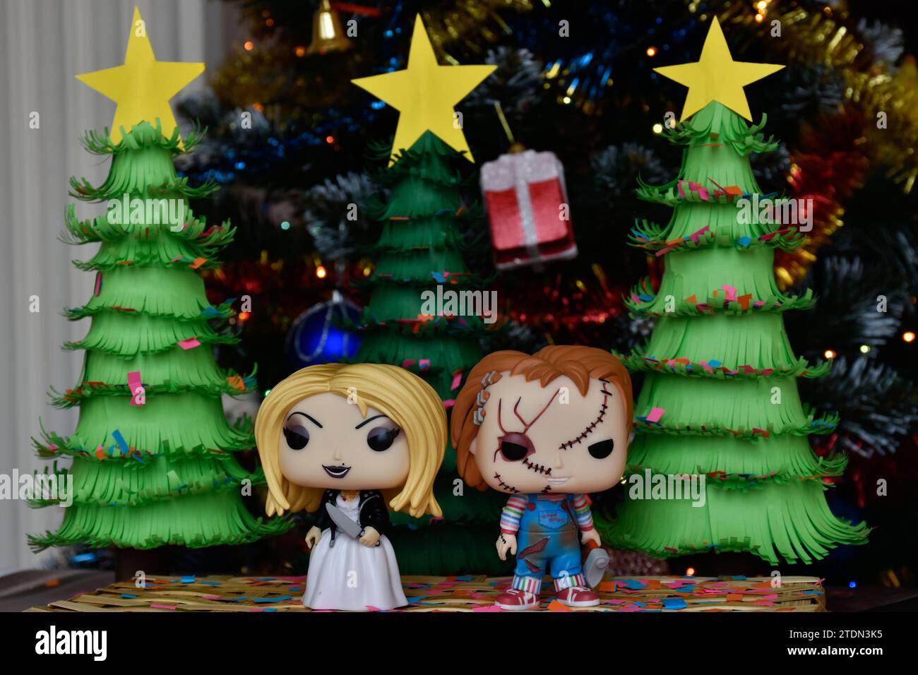 Funko Pop action figure di Chucky e Tiffany sposa di Chucky del franchise horror Child's Play. Alberi di Natale in carta fatti a mano, decorazioni natalizie. Foto Stock