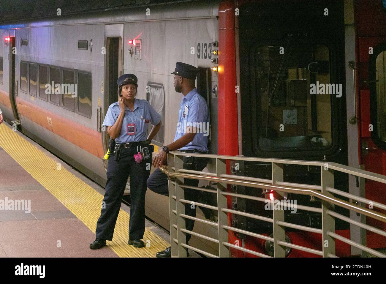 Un impiegato della Metro North ha una conversazione nei tunnel sotto il Grand Central Terminal a Manhattan. Foto Stock