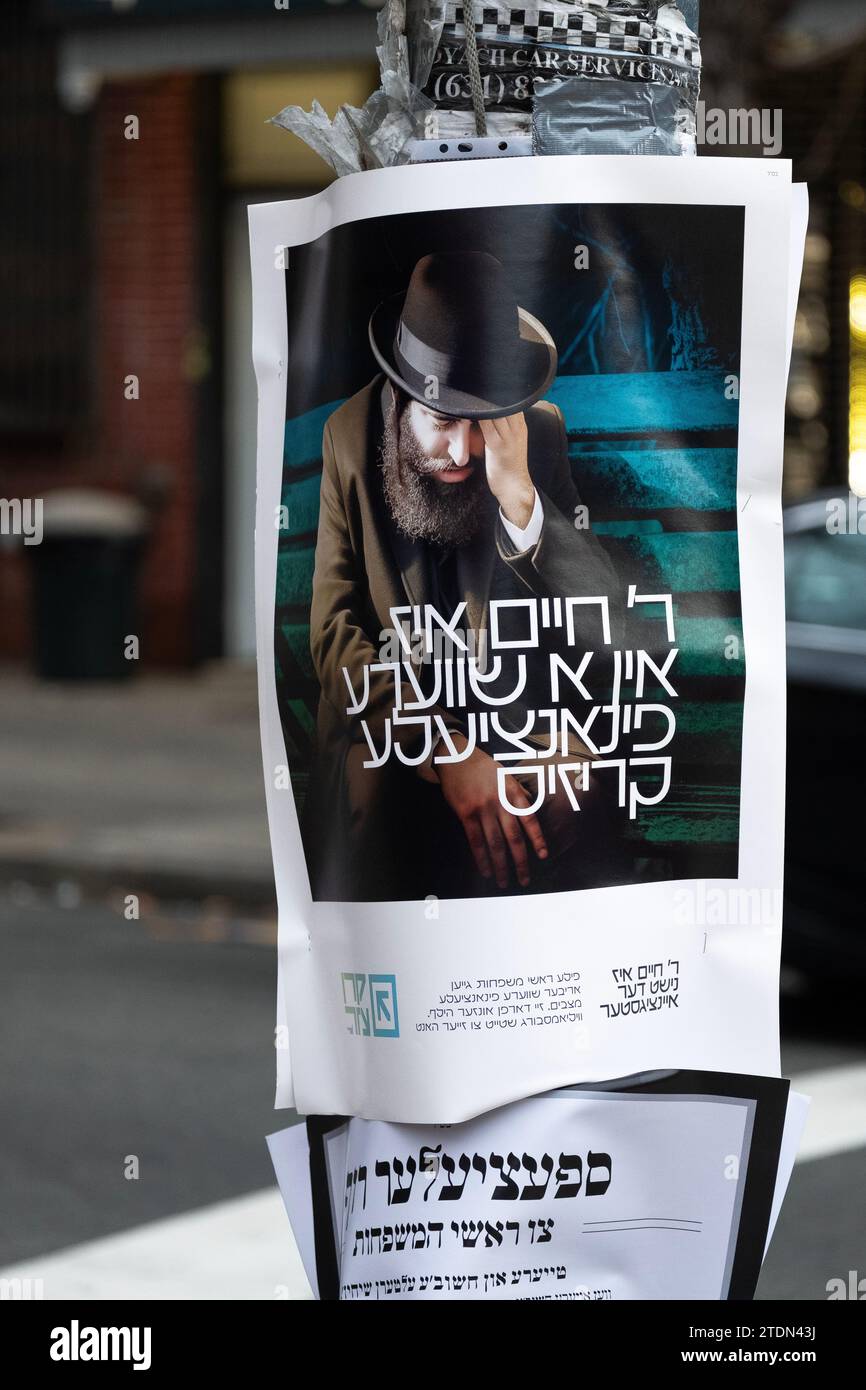 Un cartello yiddish a Brooklyn che chiede donazioni per aiutare i residenti ad avere problemi emotivi e tempi bui. Foto Stock