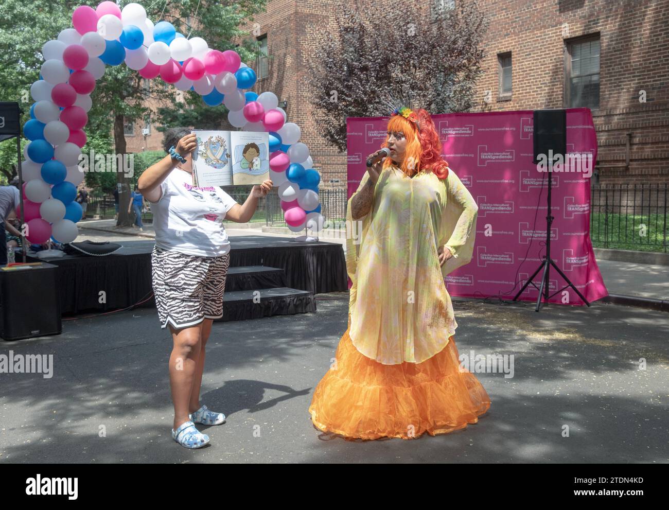 Un uomo in drag fa una presentazione Story Hour al Transfest 2023 a Jackson Heights, Queens, New York. Foto Stock