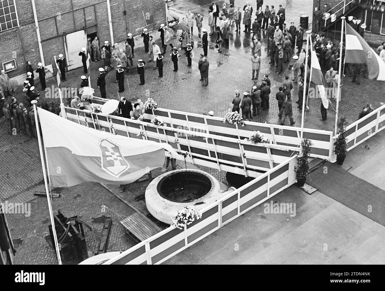 Lancio e denominazione della nave Humber River, Whizgle News from the Past, su misura per il futuro. Esplora le narrazioni storiche, l'immagine dell'agenzia olandese olandese con una prospettiva moderna, colmando il divario tra gli eventi di ieri e quelli di domani. Un viaggio senza tempo che delinea le storie che plasmano il nostro futuro Foto Stock