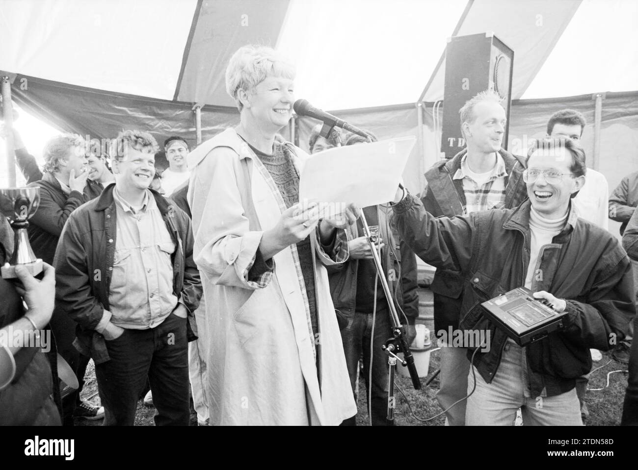 Gara di canottaggio di 16 km a IJmuiden, IJmuiden, Paesi Bassi, 24-04-1992, Whizgle News from the Past, su misura per il futuro. Esplora le narrazioni storiche, l'immagine dell'agenzia olandese olandese con una prospettiva moderna, colmando il divario tra gli eventi di ieri e quelli di domani. Un viaggio senza tempo che delinea le storie che plasmano il nostro futuro Foto Stock