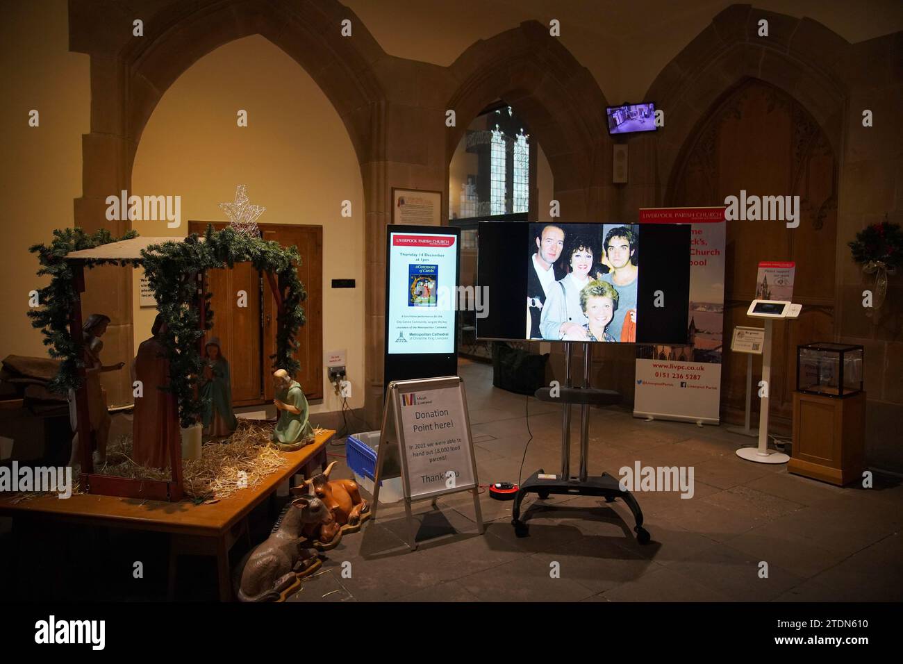 Una foto viene visualizzata su uno schermo davanti al funerale per l'ex attore Dean Sullivan di Brookside presso la chiesa parrocchiale di Liverpool (nostra Signora e San Nicola). Noto per aver interpretato Jimmy Corkhill nella soap opera di Mersey, l'attore e regista Liverpudlian morì all'età di 68 anni a seguito di una "breve malattia". Data immagine: Martedì 19 dicembre 2023. Foto Stock