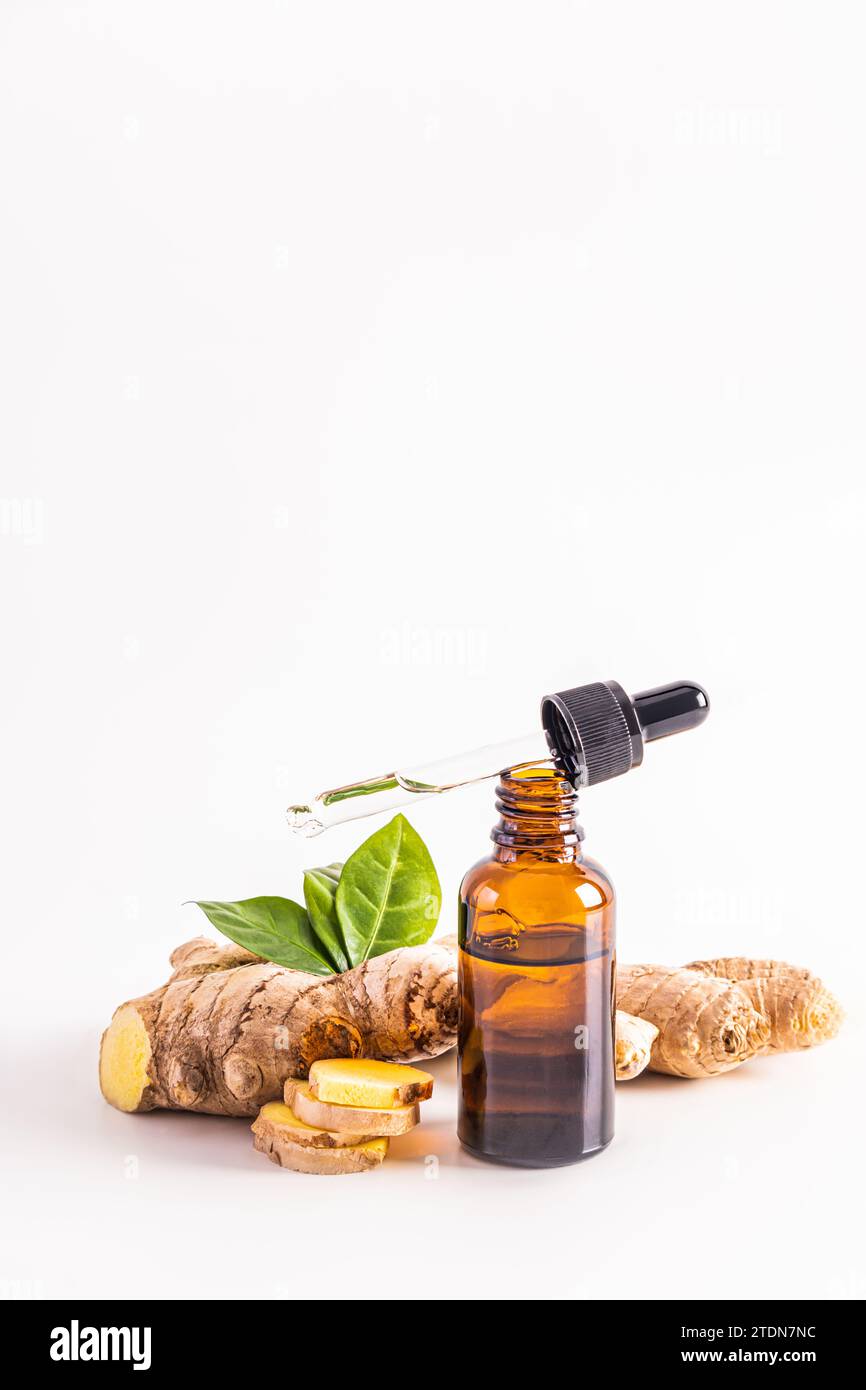 Una bottiglia cosmetica aperta con un prodotto per la cura dei capelli a base di olio di zenzero e un contagocce riempito con esso. tonico e antisettico Foto Stock