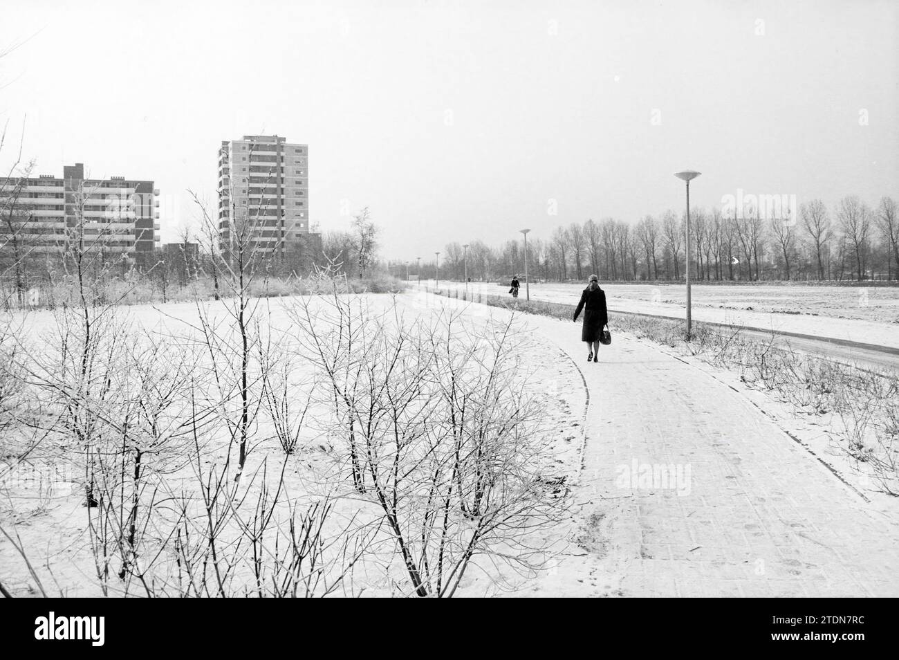 Pulizia rifiuti Waarderpolder Woonwagenkamp., sgombero, spazzatura, roulotte, camper, camper, Caravan Residents, Haarlem, Waarderveldweg, Paesi Bassi, 12-03-1976, Whizgle News dal passato, su misura per il futuro. Esplora le narrazioni storiche, l'immagine dell'agenzia olandese olandese con una prospettiva moderna, colmando il divario tra gli eventi di ieri e quelli di domani. Un viaggio senza tempo che delinea le storie che plasmano il nostro futuro Foto Stock