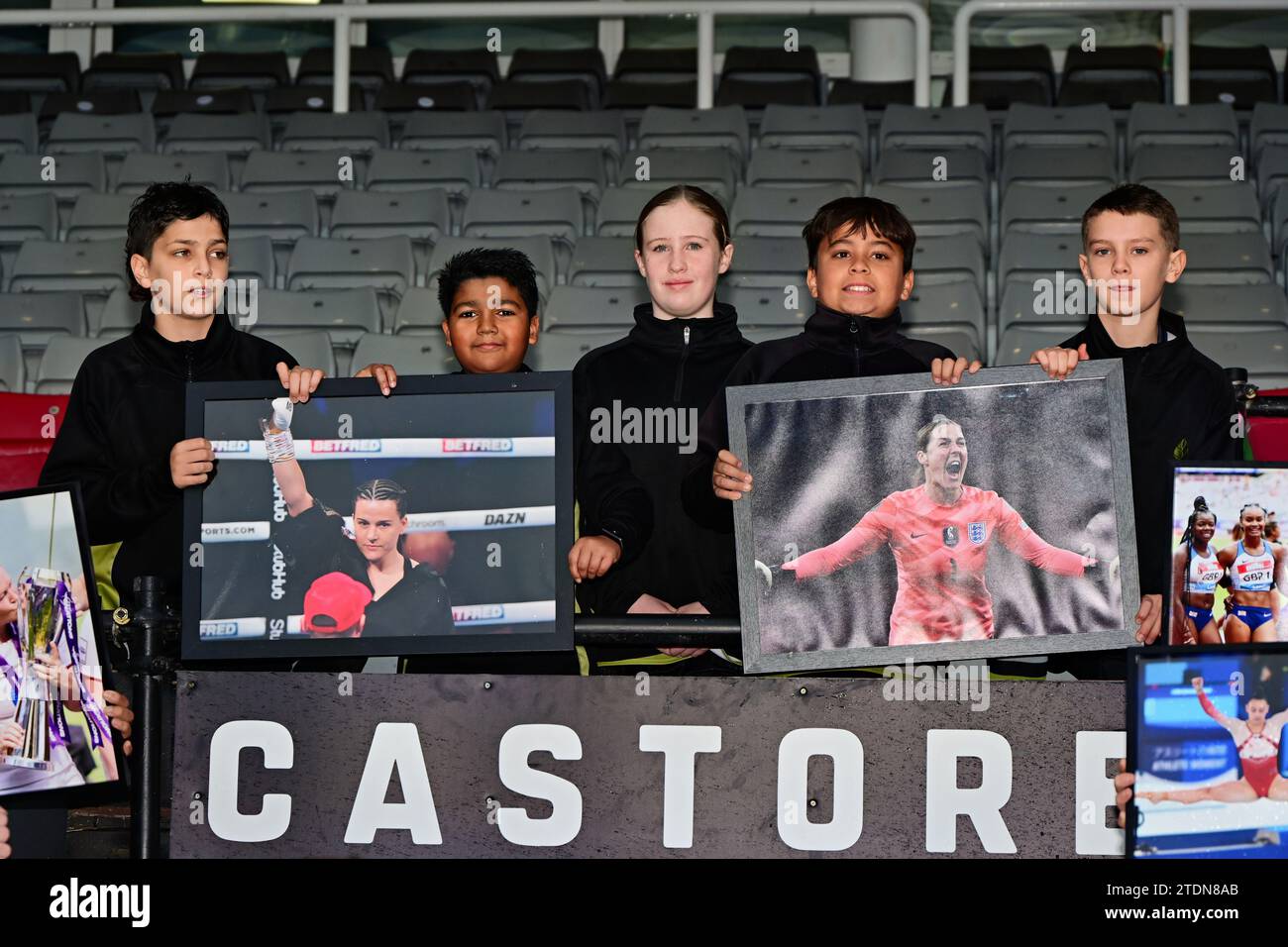 Londra, Regno Unito. 19 dicembre 2023. Makeda Lewis, Bryony Cleall e Flo Robinson partecipano all'Harlequins Rugby Club rivela 2023 Women in Sport Heroes List come obiettivo del record mondiale, "Big Game 15" al Twickenham Stoop Stadium, Londra, Regno Unito. Credito: Vedere li/Picture Capital/Alamy Live News Foto Stock