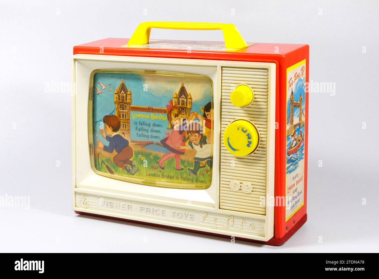 Scatola musicale radio Fisher-Price Two Tune TV in rosso con illustrazione dello schermo isolata su sfondo bianco Foto Stock