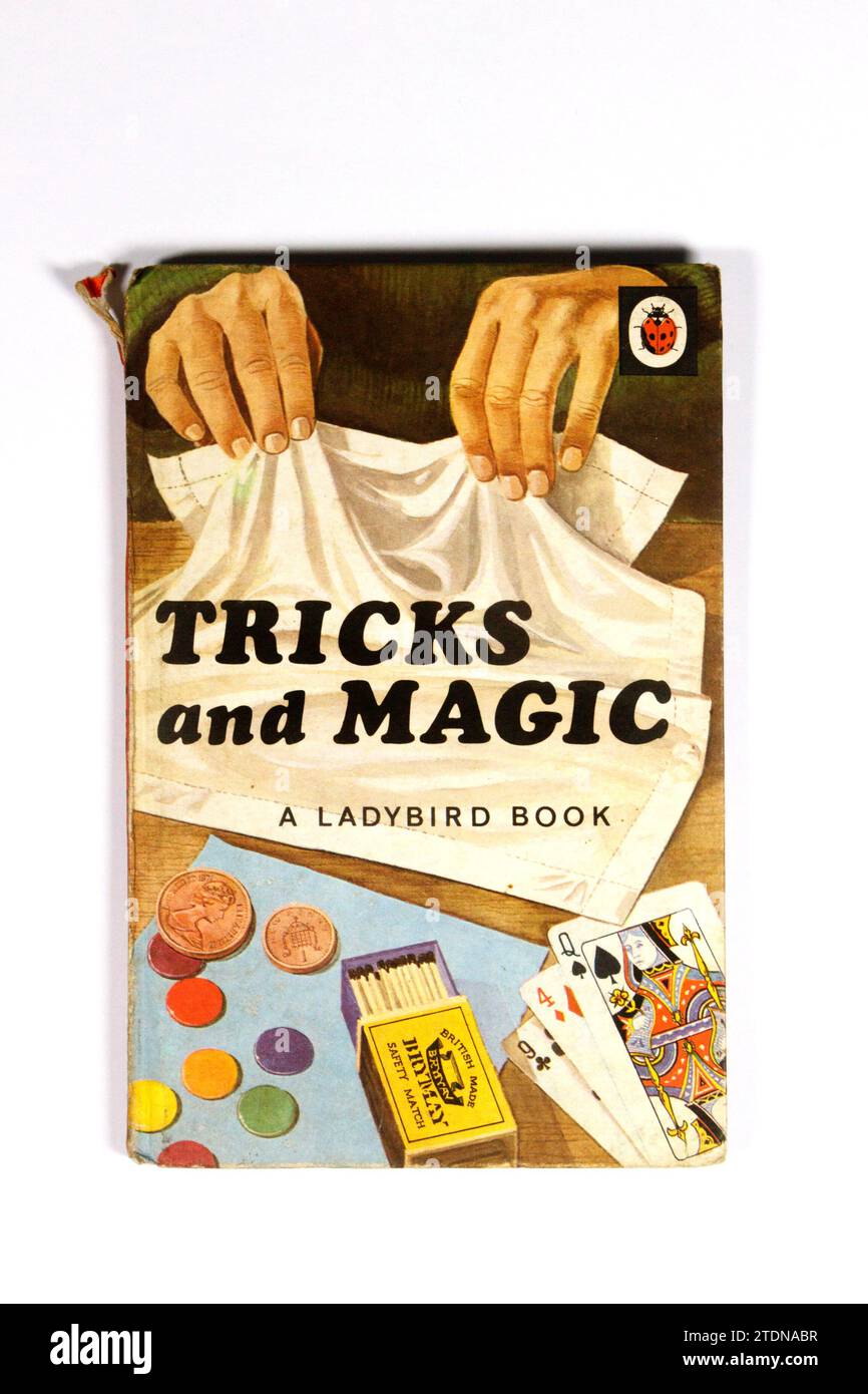 trucchi e magia da ladybird degli anni '1960 isolati su sfondo bianco da studio Foto Stock