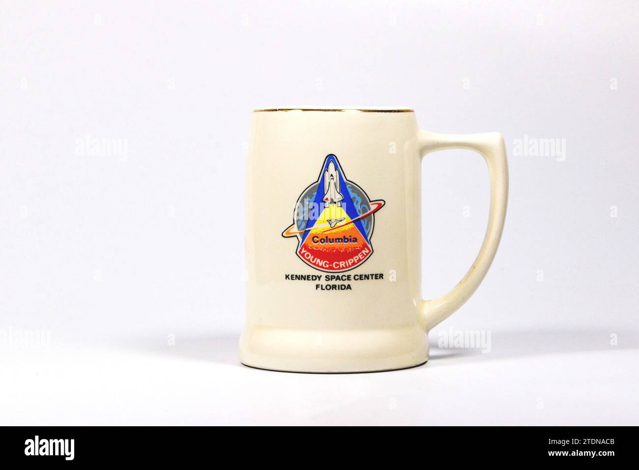 Tazza commemorativa in ceramica dal lancio dello Space Shuttle del columbia STS-1 1981 dal centro spaziale kennedy florida, sfondo bianco isolato del giovane crippen Foto Stock