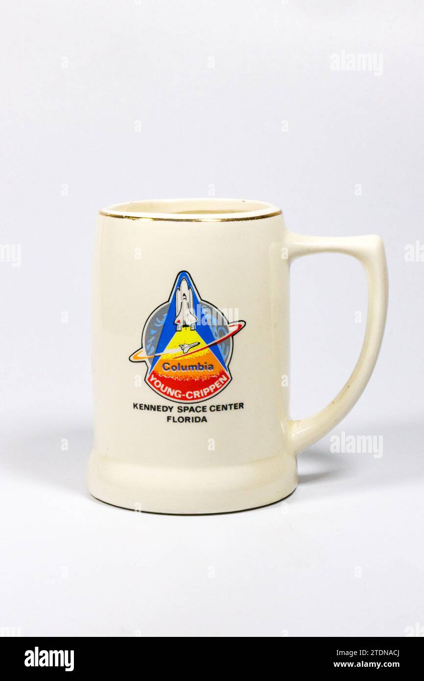 Tazza commemorativa in ceramica dal lancio dello Space Shuttle del columbia STS-1 1981 dal centro spaziale kennedy florida, sfondo bianco isolato del giovane crippen Foto Stock