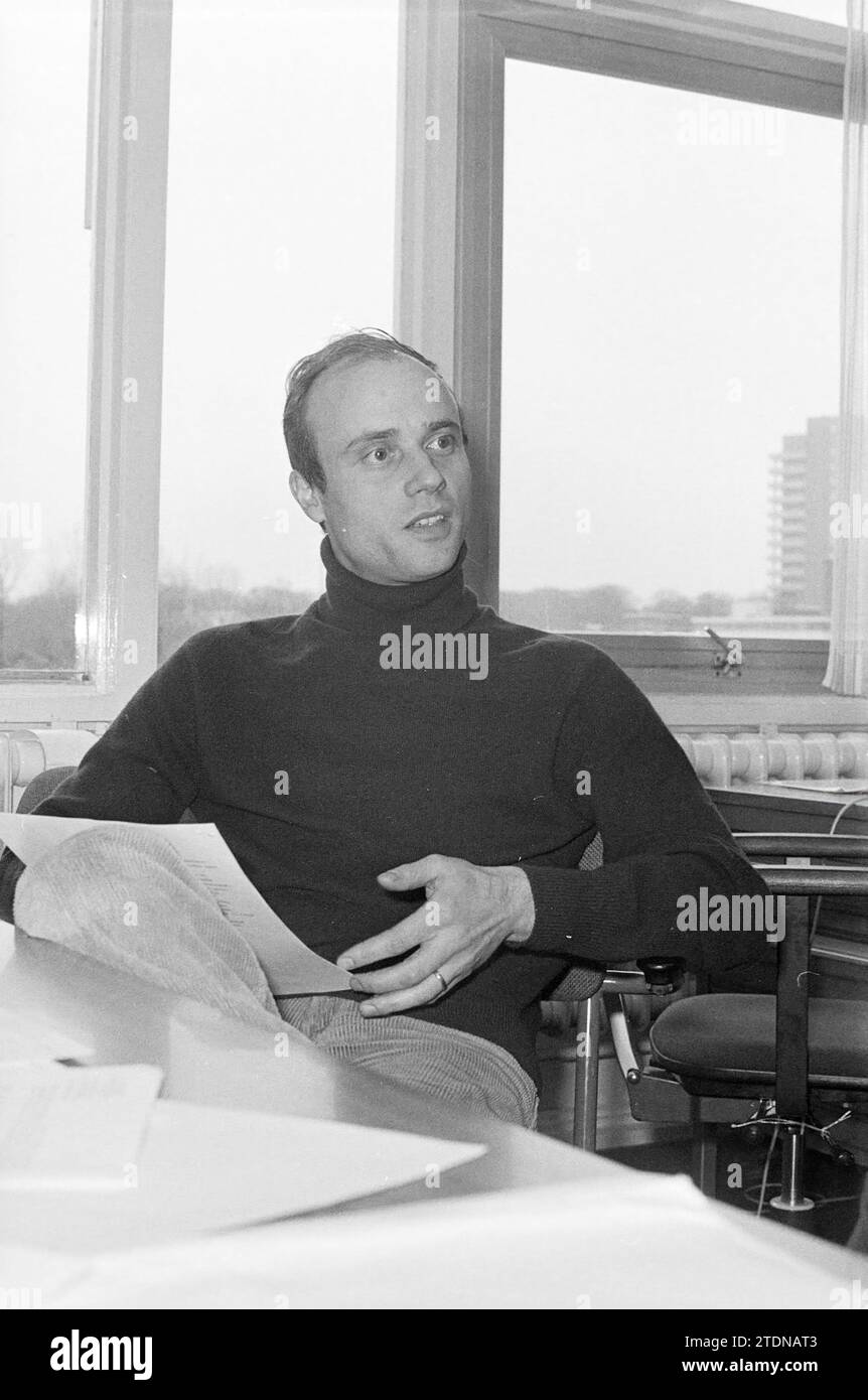 Sig. Schell funzionario pubblico della provincia dell'Olanda settentrionale prov. No Holland, Persons, 15-01-1976, Whizgle News from the Past, su misura per il futuro. Esplora le narrazioni storiche, l'immagine dell'agenzia olandese olandese con una prospettiva moderna, colmando il divario tra gli eventi di ieri e quelli di domani. Un viaggio senza tempo che delinea le storie che plasmano il nostro futuro Foto Stock