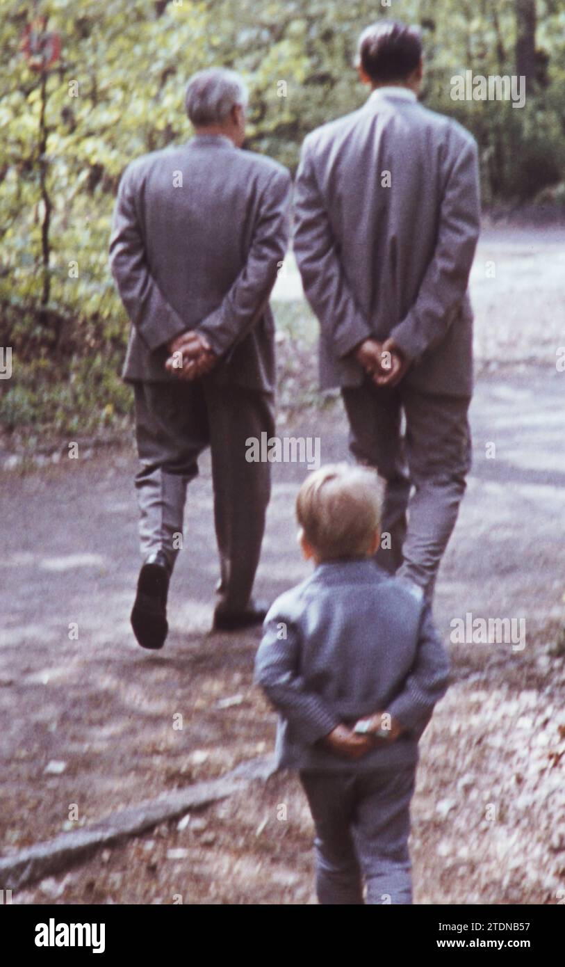 DATA RECORD NON DICHIARATA Bauherrn GER, 230101, Aufnahme CA.1962, Spaziergang im Park *** Builder GER, 230101, foto CA 1962, passeggiata nel parco Foto Stock