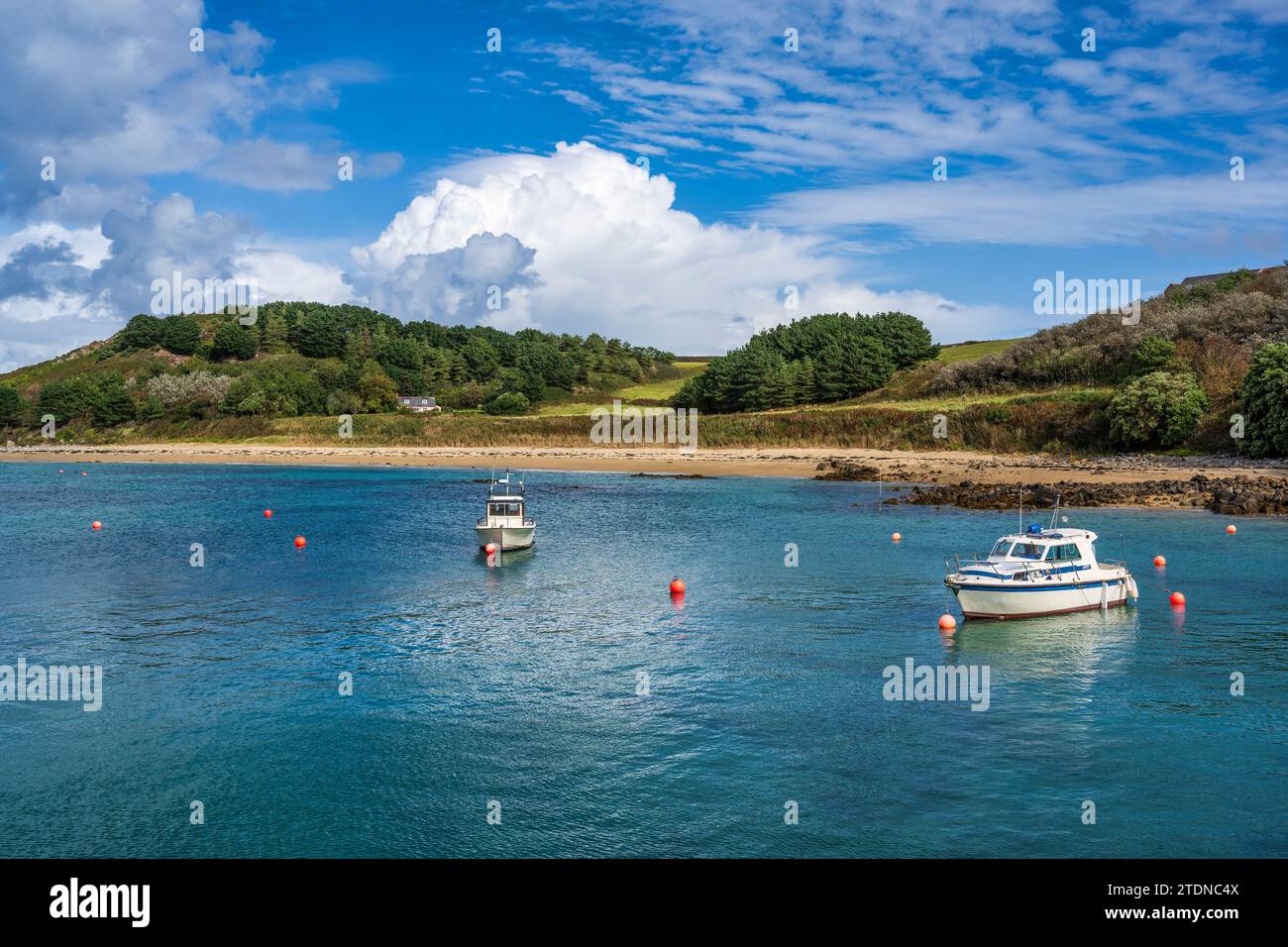 Barche ormeggiate al largo di Fisherman’s Beach a Herm, Bailiwick of Guernsey, Isole del Canale Foto Stock