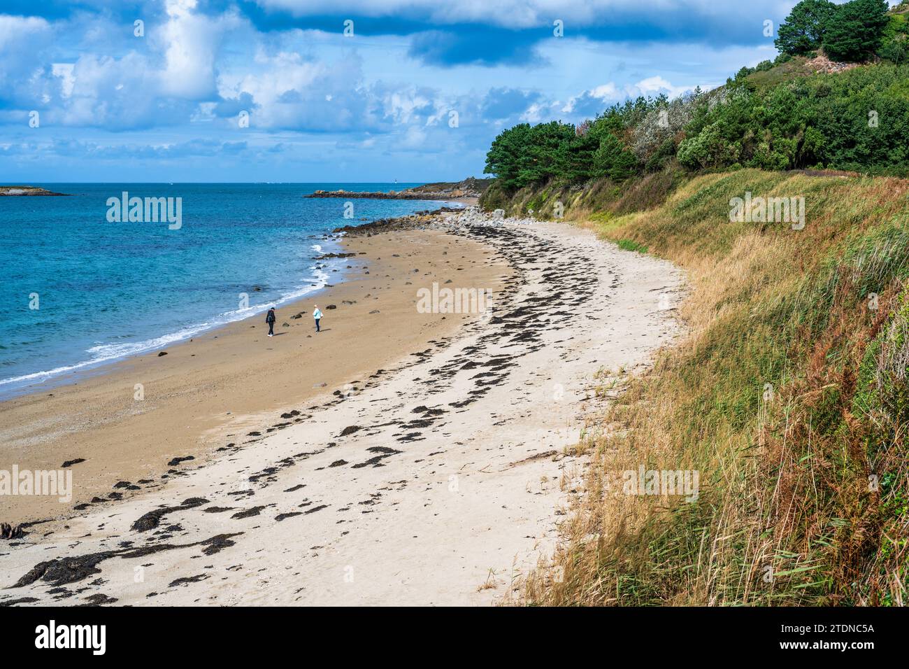 Camminatori sulla Fisherman's Beach a Herm, Bailiwick di Guernsey, Isole del Canale Foto Stock