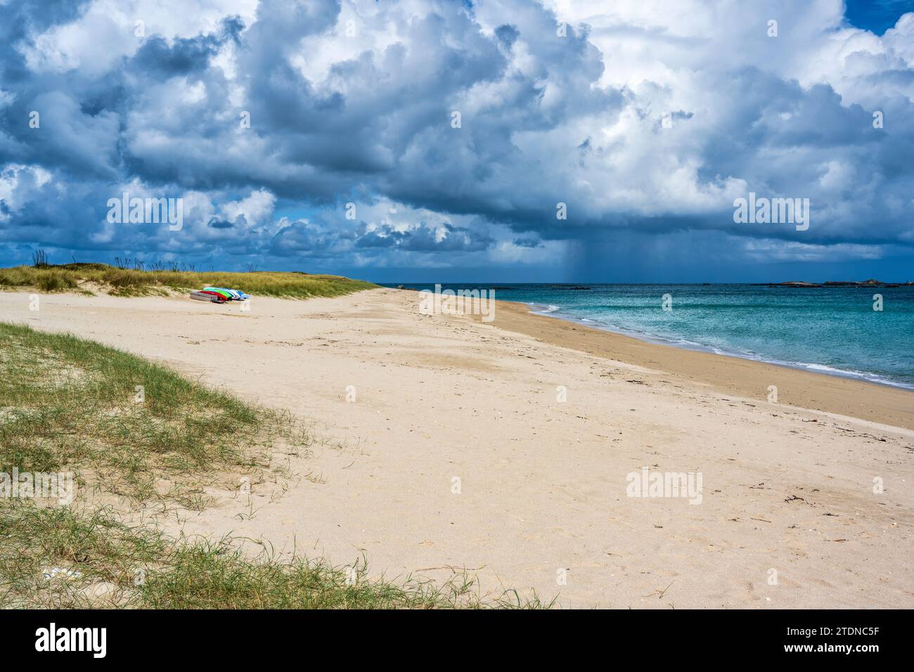 Sabbia dorata di Shell Beach sulla costa orientale di Herm, una delle spiagge più belle delle Isole del Canale, Bailiwick of Guernsey, Isole del Canale Foto Stock