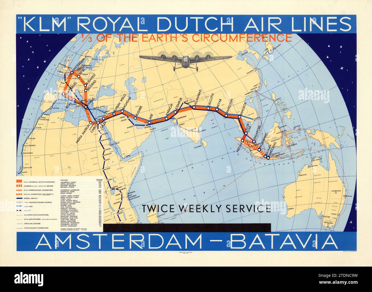 KLM Royal Dutch Airlines Amsterdam-Batavia Weekly Service 1934 - poster della compagnia aerea con una mappa del mondo. Foto Stock