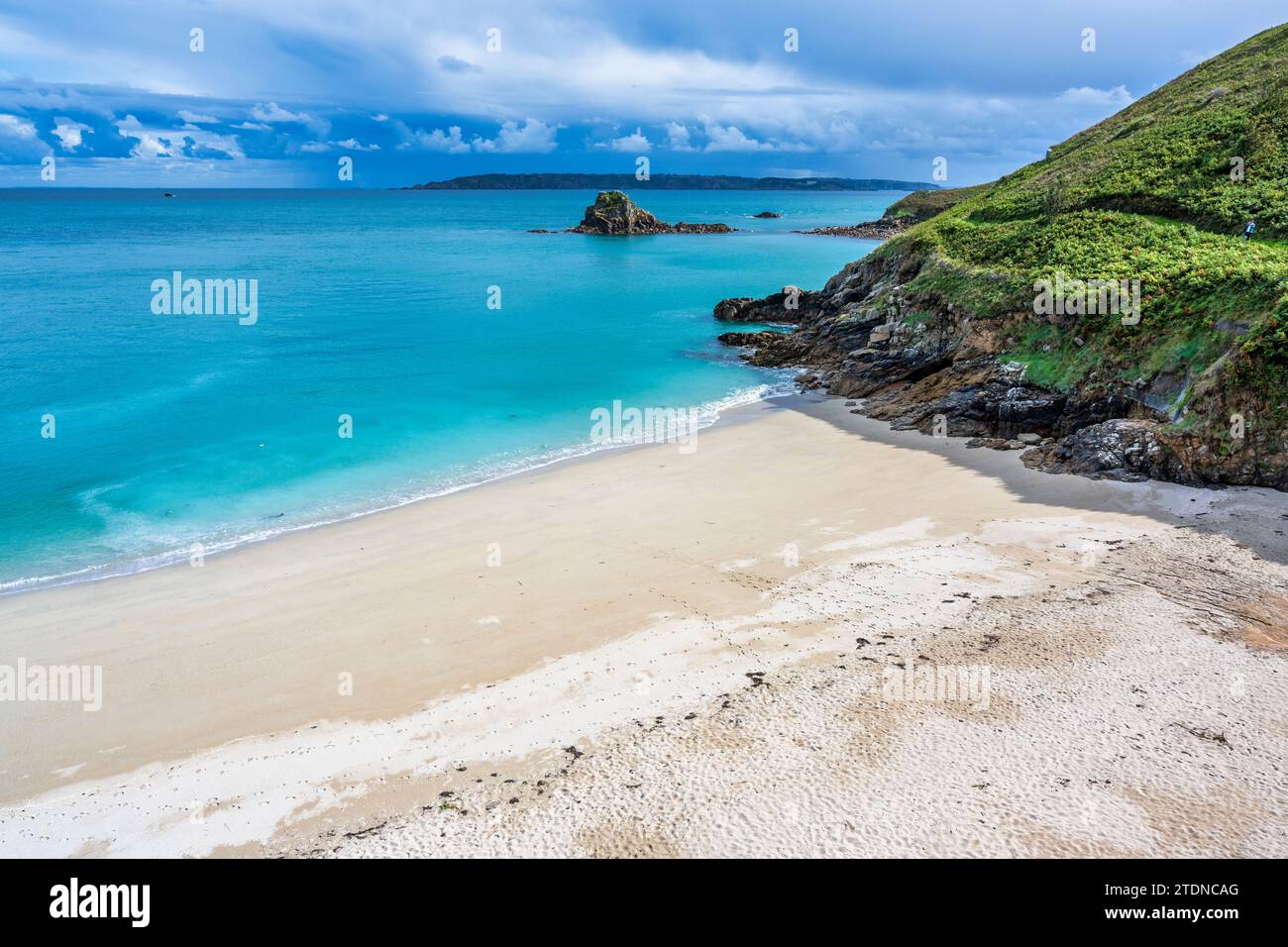 Belvoir Beach, una piccola baia di sabbia isolata, sulla costa orientale di Herm, Bailiwick of Guernsey, Isole del Canale Foto Stock