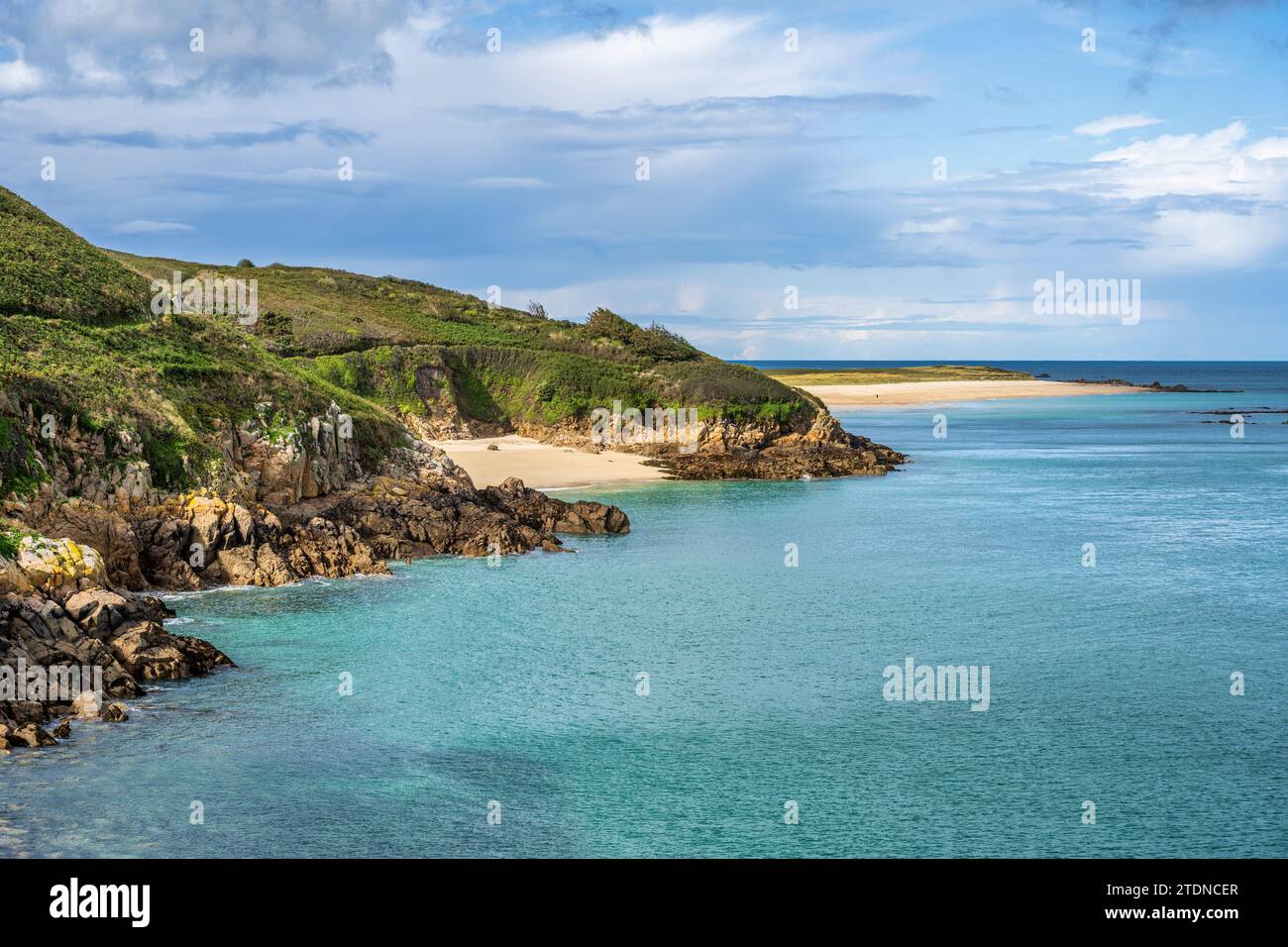 Belvoir Beach, una piccola insenatura di sabbia isolata con l'estesa Shell Beach oltre, sulla costa orientale di Herm, Bailiwick di Guernsey, Isole del Canale Foto Stock