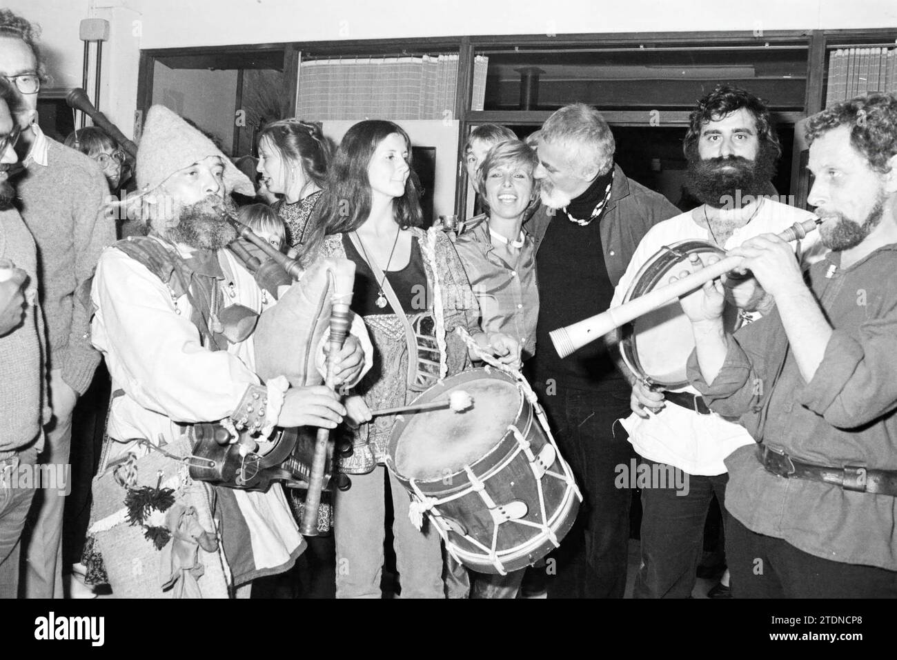 Party Ab Jongmans IJmuiden, musicisti in costume medievale, 05-10-1980, Whizgle News from the Past, su misura per il futuro. Esplora le narrazioni storiche, l'immagine dell'agenzia olandese olandese con una prospettiva moderna, colmando il divario tra gli eventi di ieri e quelli di domani. Un viaggio senza tempo che delinea le storie che plasmano il nostro futuro Foto Stock