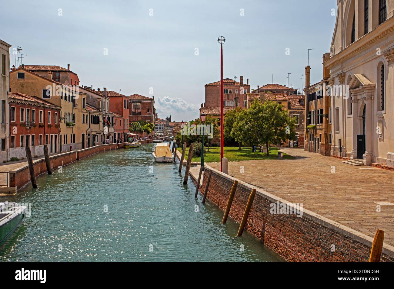 Bellissimo canale veneziano a Venezia con gondole e altri mezzi di trasporto pubblico su acqua. Viaggi e turismo Foto Stock