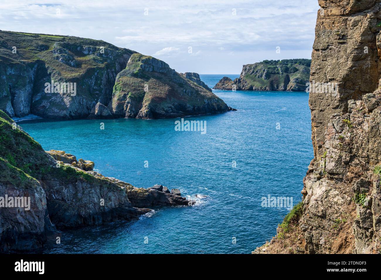 Port a la Jument Bay, con la piccola isola di Brecqhou in lontananza, sulla costa occidentale di Sark, Bailiwick di Guernsey, Isole del Canale Foto Stock