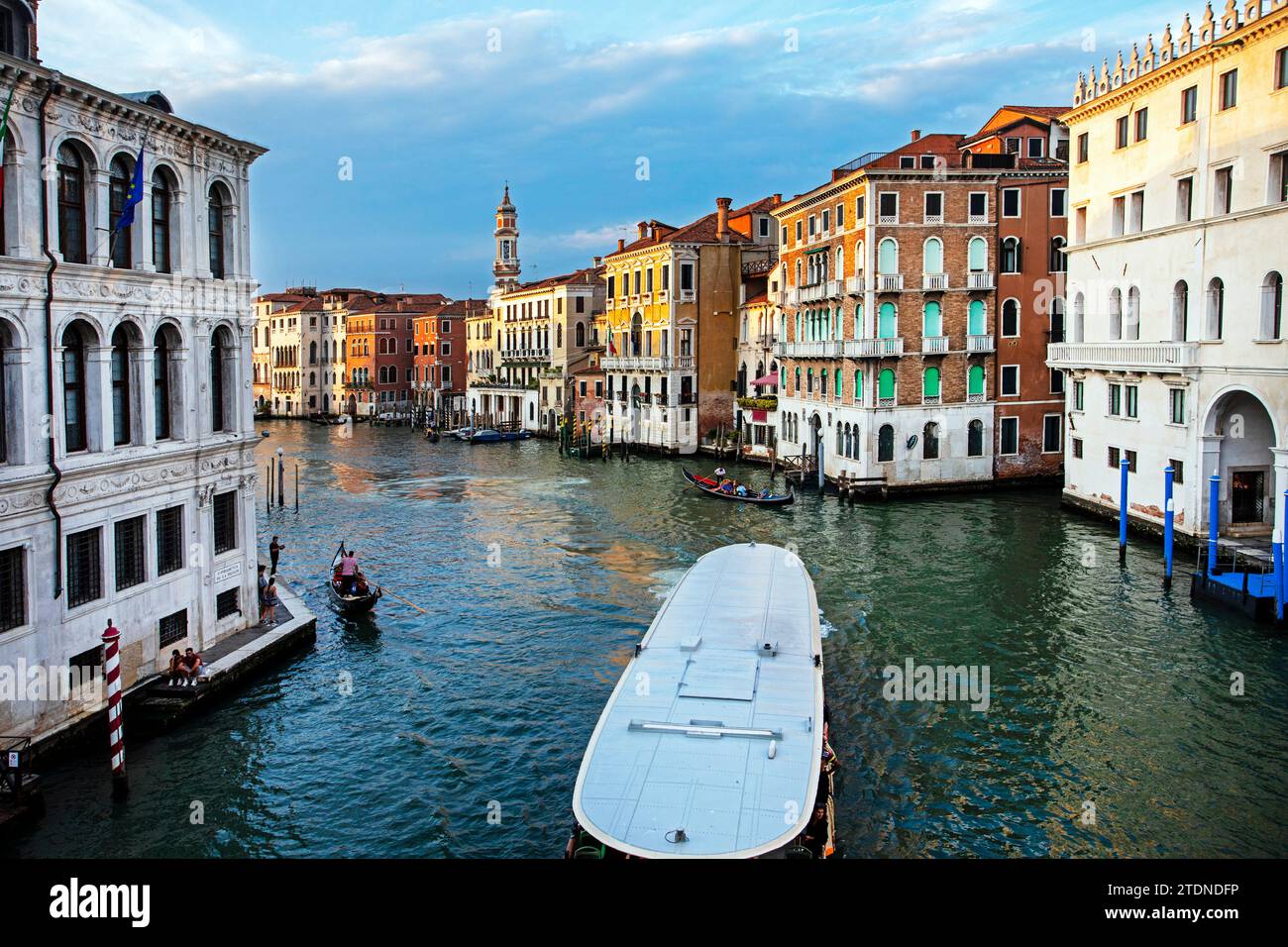 Bellissimo canale a Venezia con i turisti in gondola nel settembre 2023 a Venezia Foto Stock